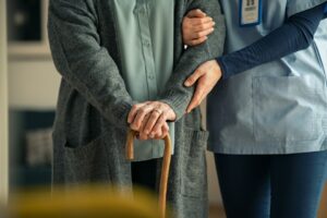 Jakich formalności należy dopełnić, by umieścić seniora w prywatnym domu opieki?